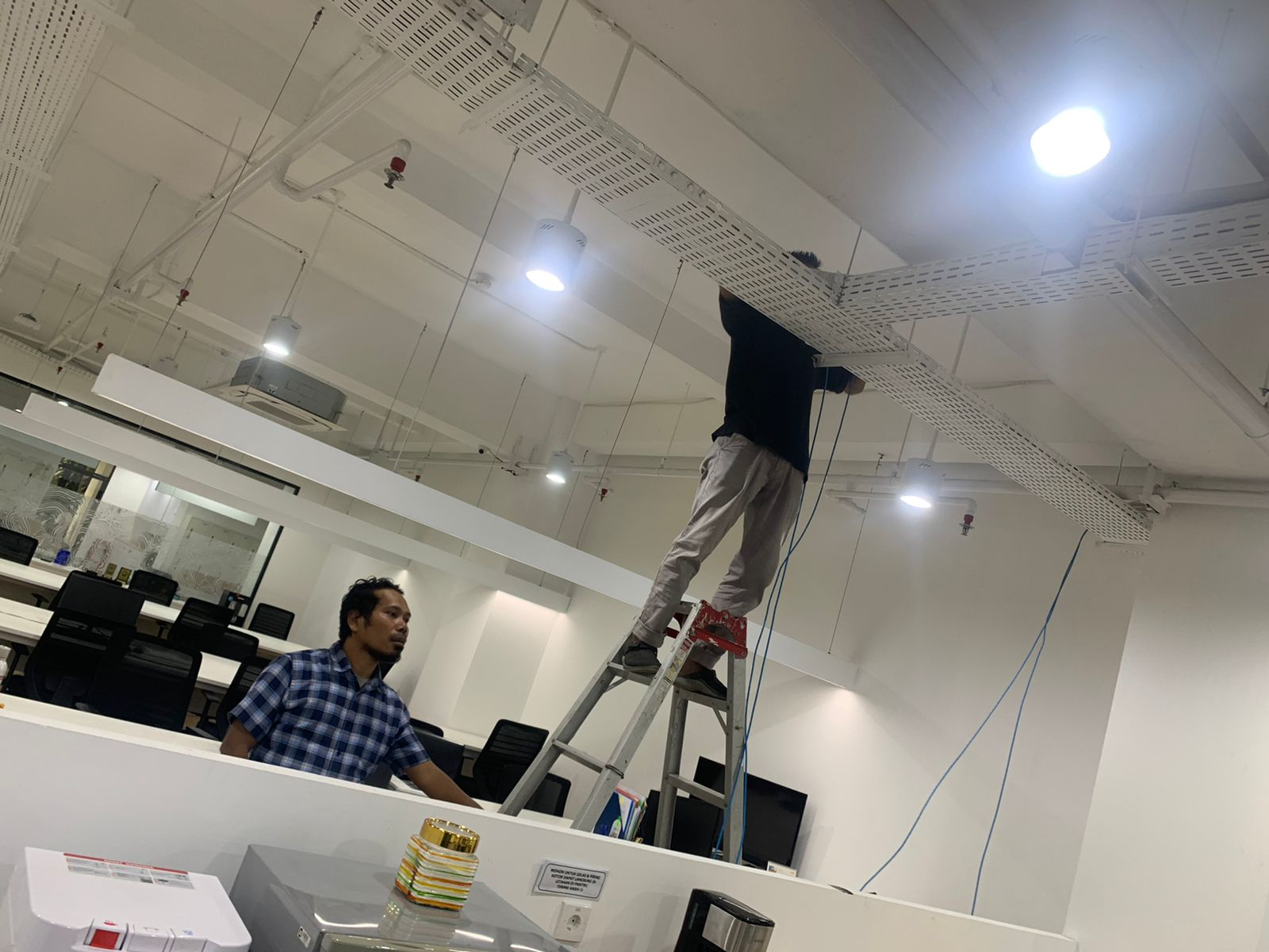 Implementasi penarikan kabel fiber optik dan infrastruktur jaringan enterprise
